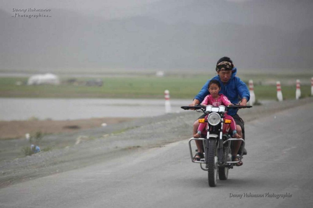 Photo de voyage en Mongolie d'un père avec sa fille en moto