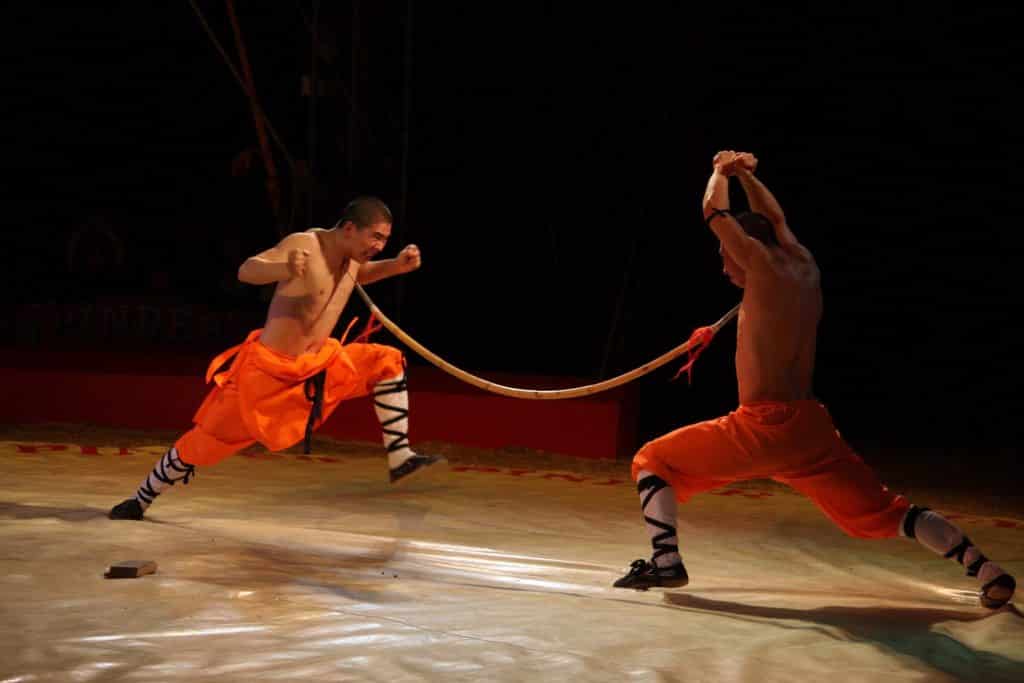 Moines shaolin au Cirque Pinder, photo avec du bruit numérique