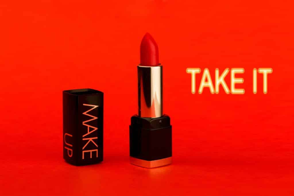 Photo de bouteille - packshot produit pour un rouge à lèvre sur fond rouge