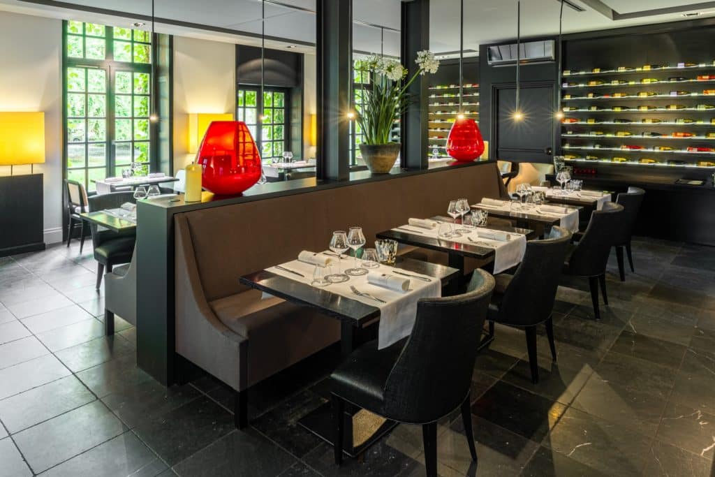 Photo d'architecture interrieure d'un restaurant gastronomique, photo prise par un photographe culinaire et d'arhitecture