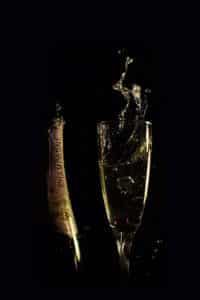 Gerbe de Champagne dans une flute avec gouleau de la bouteille