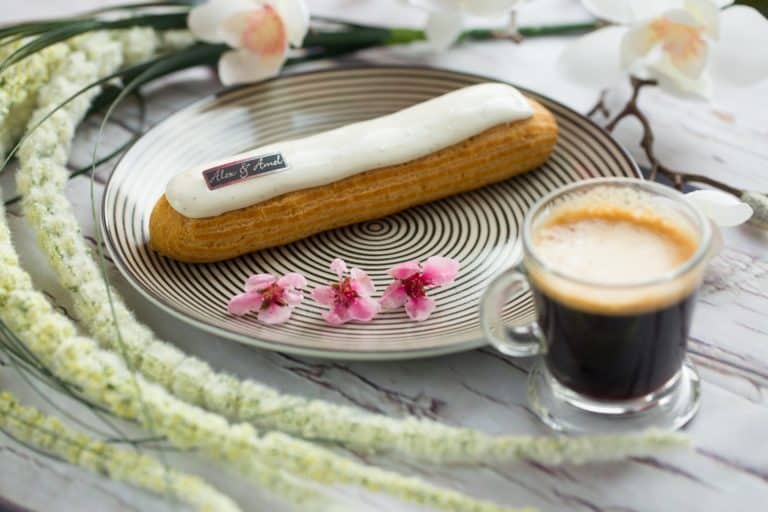Eclair à la vanille - pâtisserie servie avec un café en salon de thé