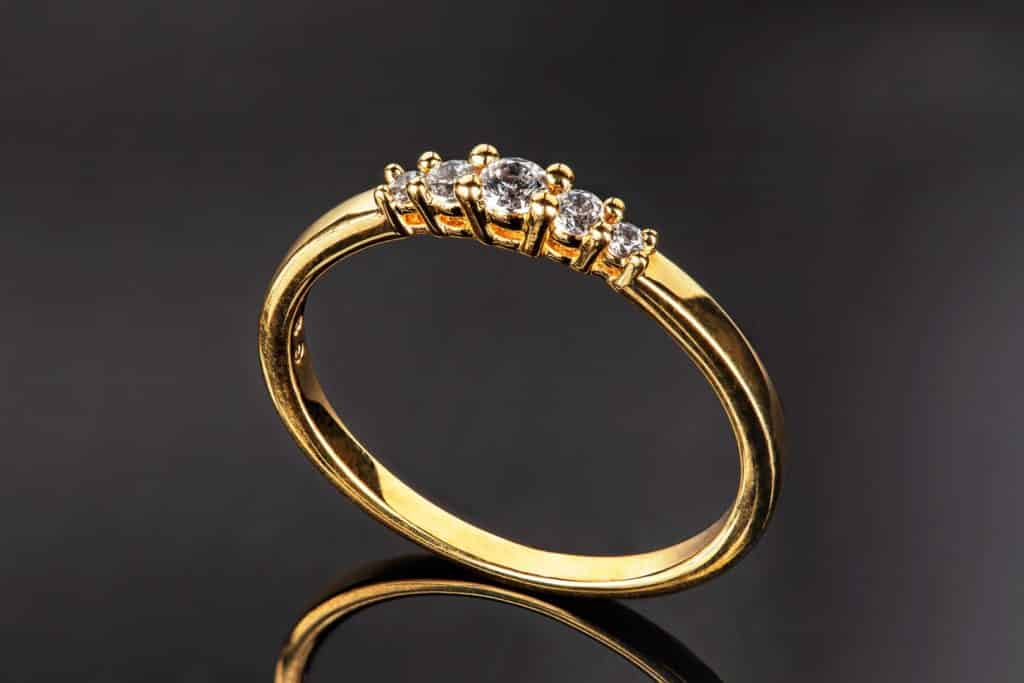 , photo prise par un photographe professionnel de produit de joaillerie bague en or et diamants sertis