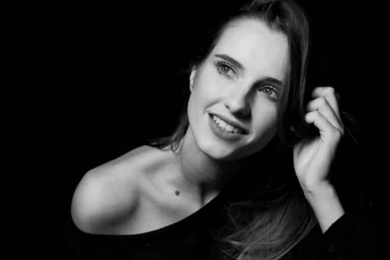 Portrait de femme fatale en noir et blanc