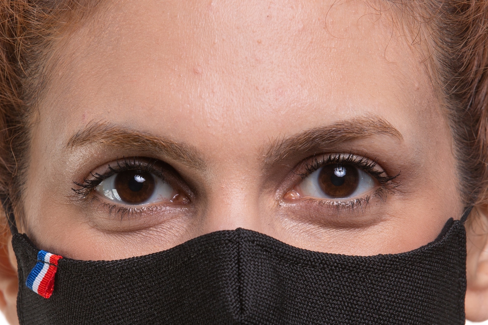 Portrait de jeune femme avec masque covid
