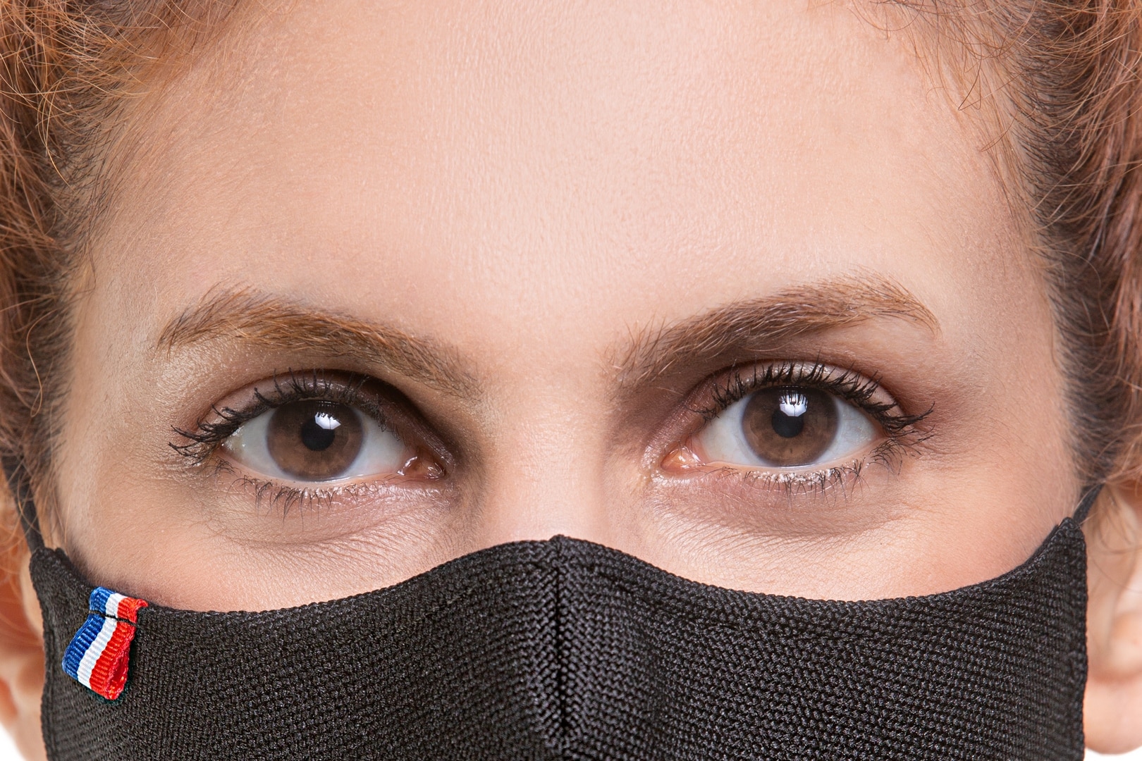Portrait de jeune femme avec masque covid