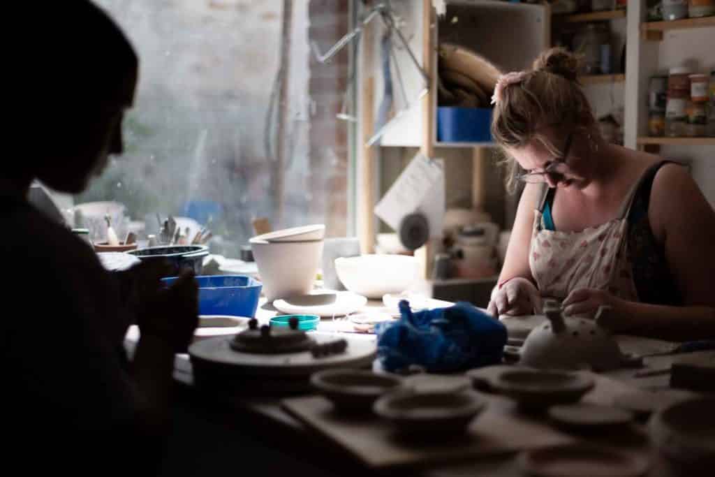 Poterie, travail de la matière en contre-jour