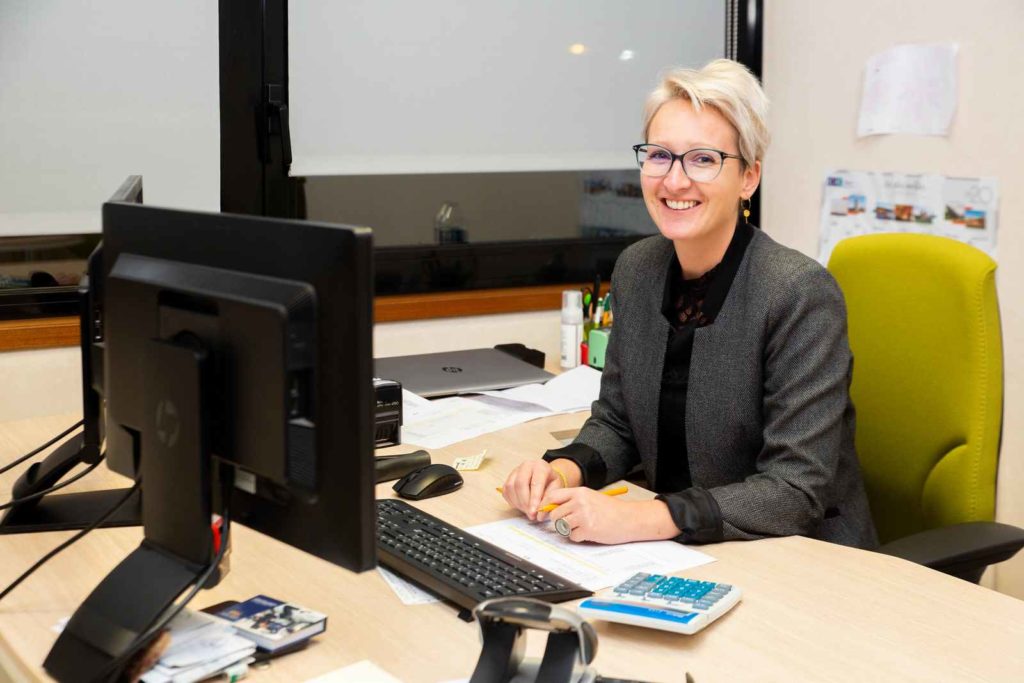 comptable installée dans son bureau