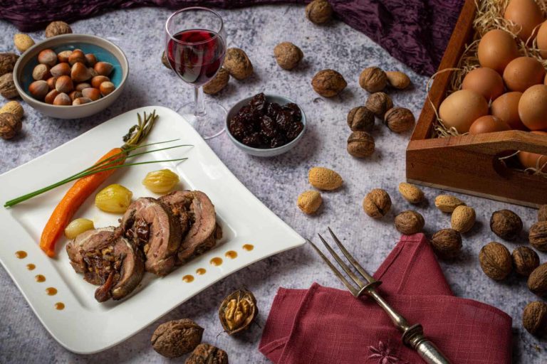 Roti farci servi sur assiette avec carotte et oignons