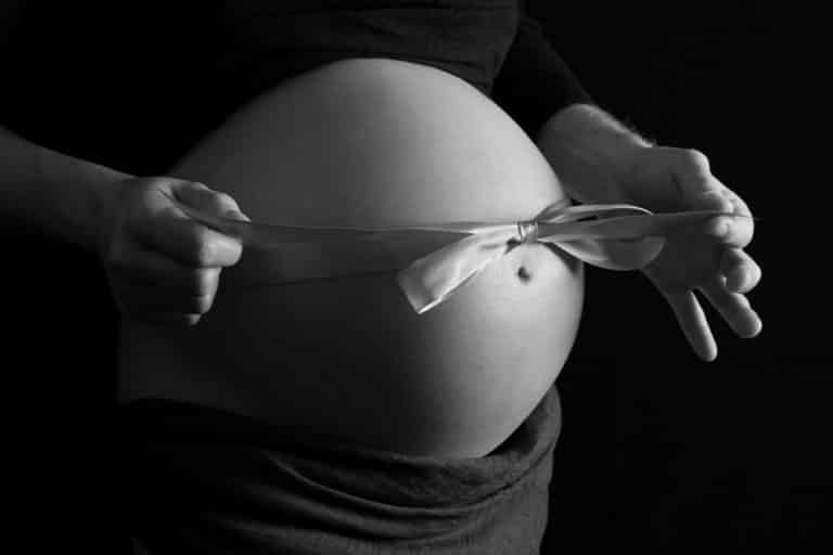 Photo de grossesse flo sur ventre arrondi