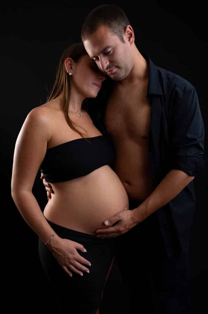 Jeune couple qui attend un bébé