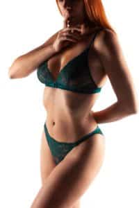 Photo de lingerie verte sur modèle aux cheveux roux, photo prise par un photographe professionnel de produit