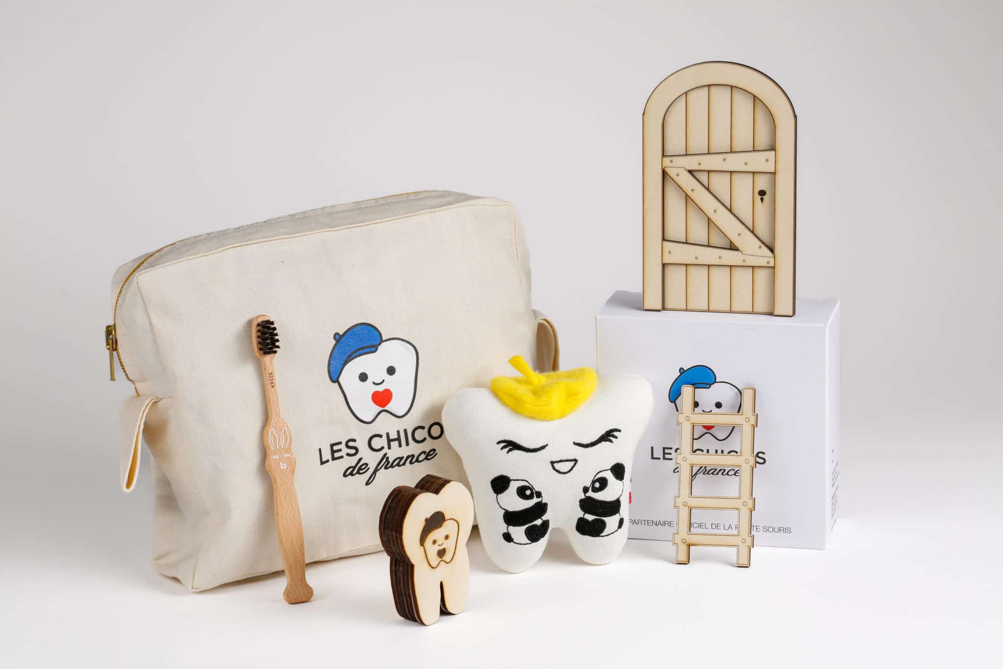 Kit Les Chicos de France, composé d’une trousse, d’une brosse à dents en bois, d’une peluche dent et d’accessoires Petite Souris, photographié en studio par un photographe publicitaire.