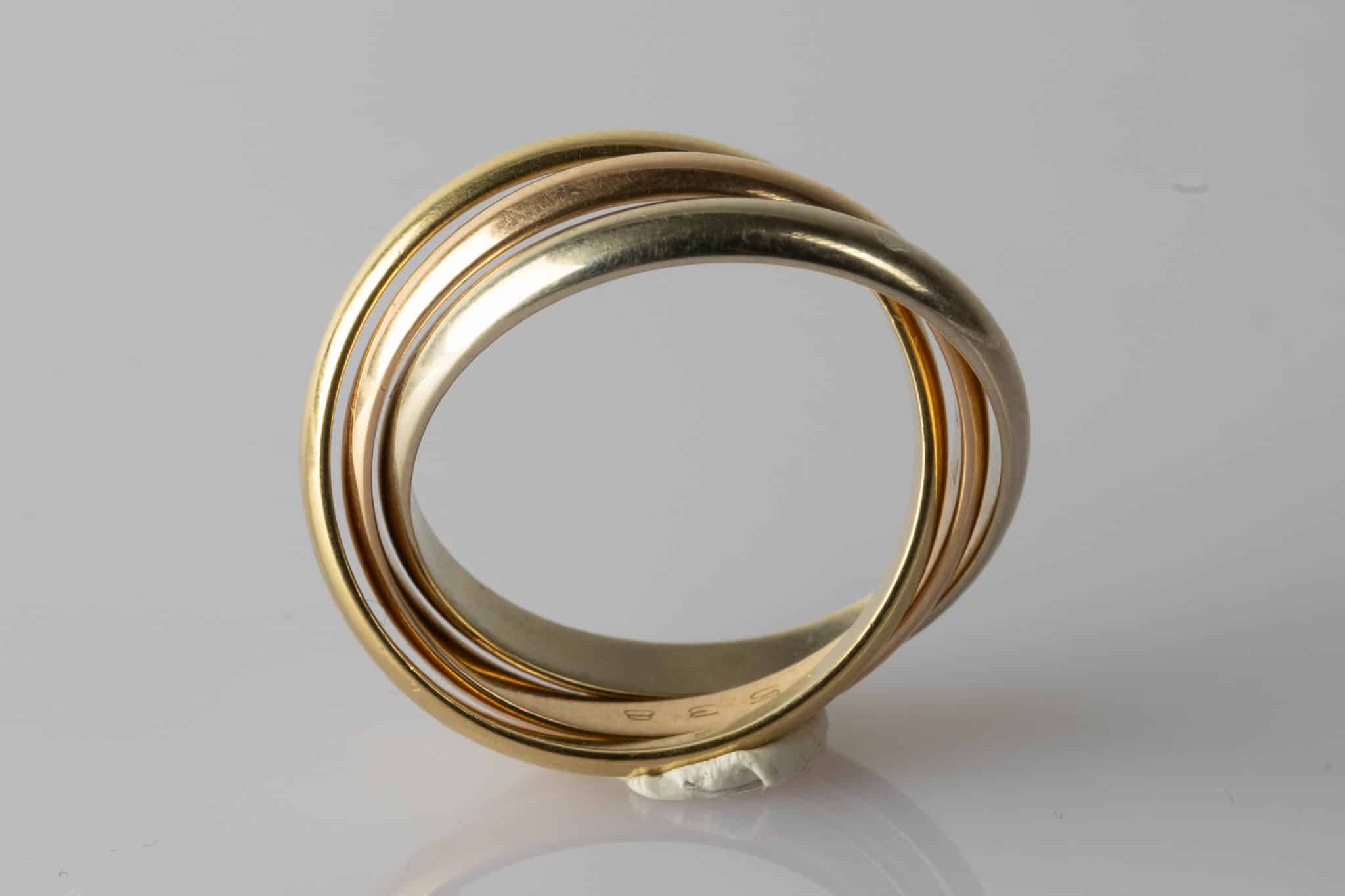 Détail sur les retouches réalisées sur la bague anneau Trinité de Cartier