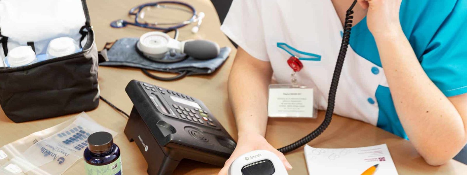 Photo médicale d'une infirmière au téléphone, le tire-lait Ameda Joy à la main