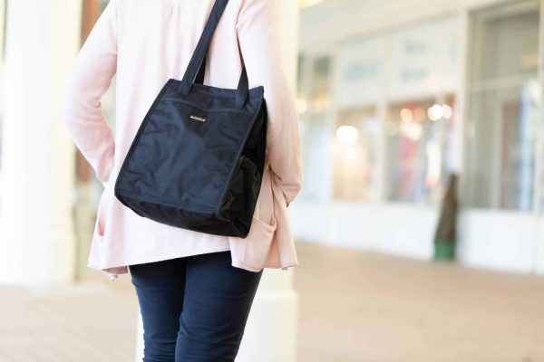 Photo de mode avec sac à main Ameda, femme qui se dirige vers les commerces