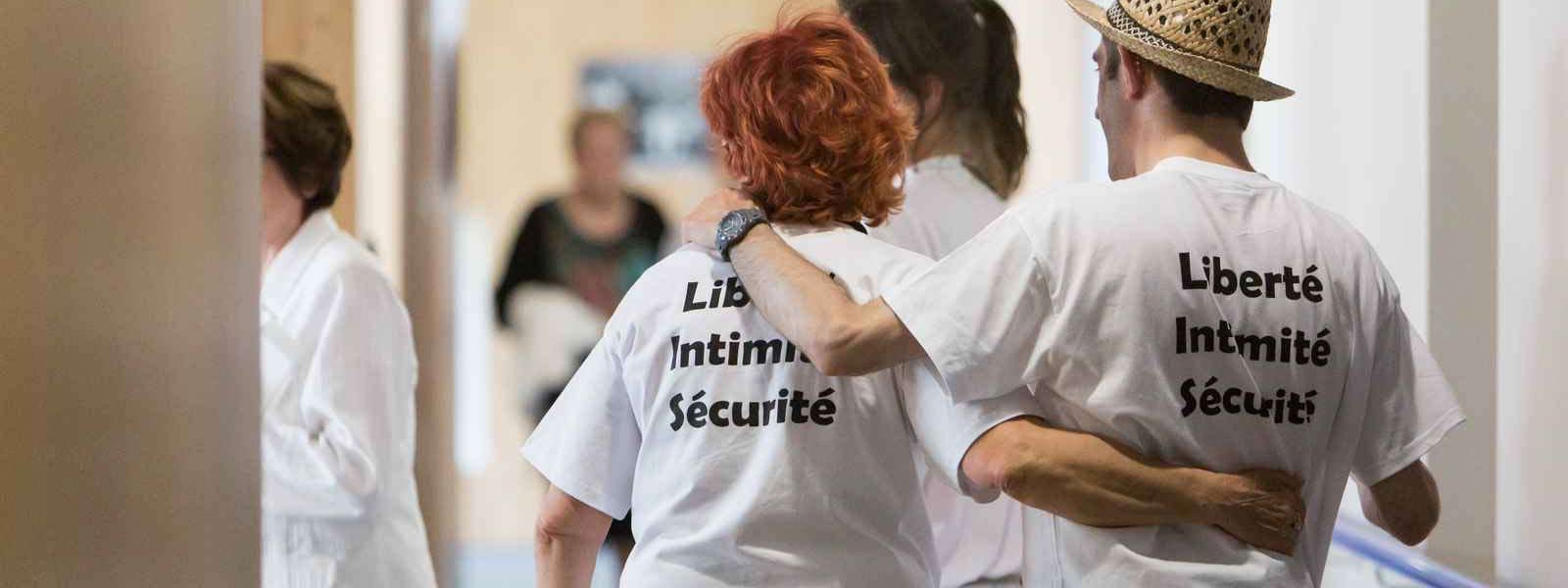 personnes enlacées de dos