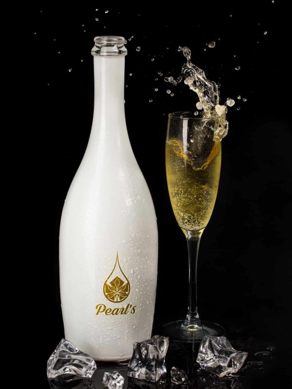 Boisson pétillante sans alcool en bouteille et flute à champagne