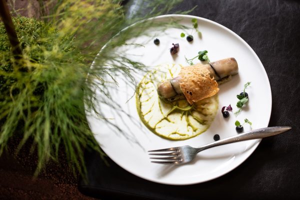 Photo culinaire d'un pla dressé dans un restaurant gastronomique