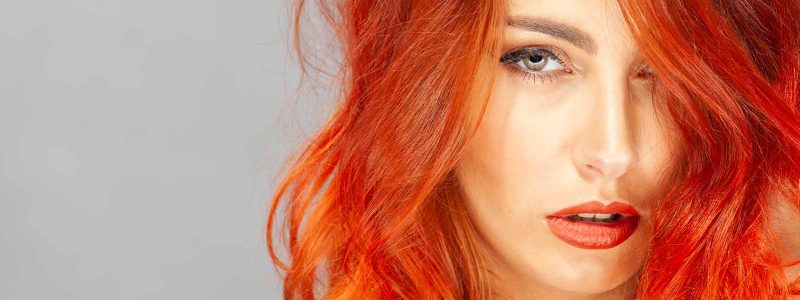 Photo de Portrait serré, jeune femme aux cheveux rouges