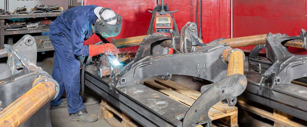 Ouvrier en train de souder une pièce industrielle