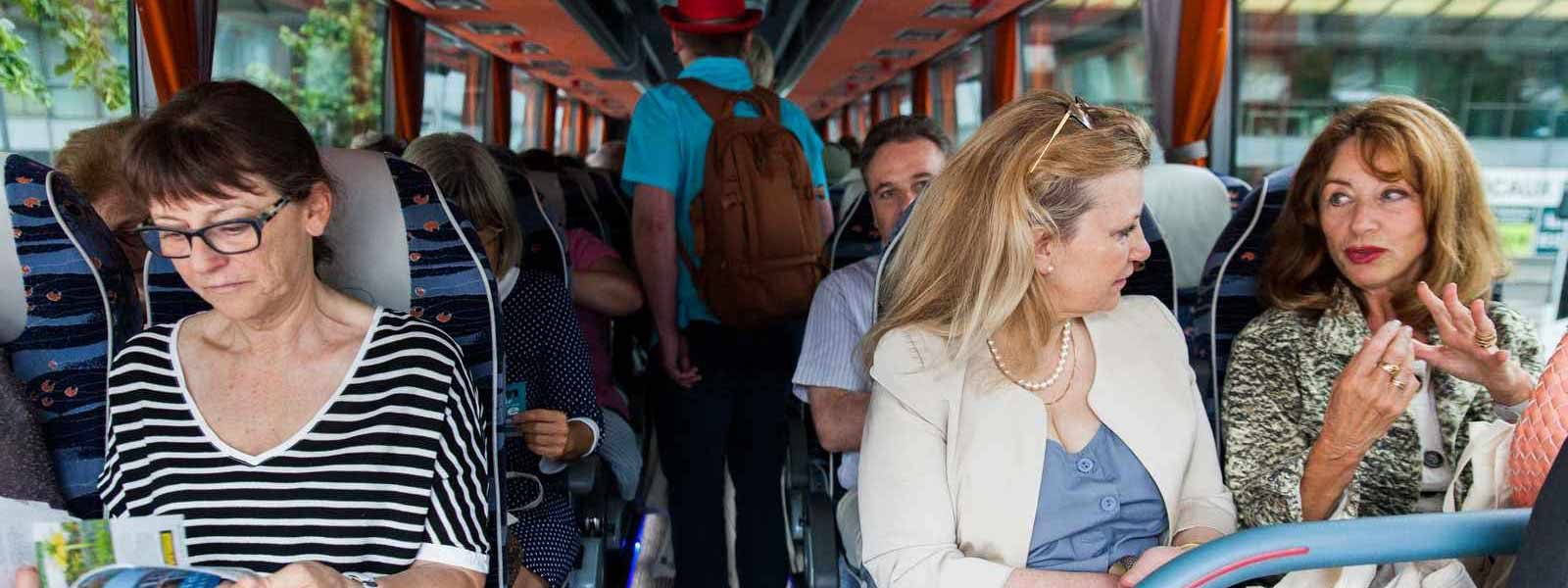 personnes assises dans un bus de tourisme