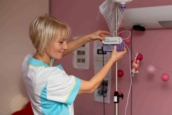 Photo médicale d'Aide soignante qui prend soin d'une personne